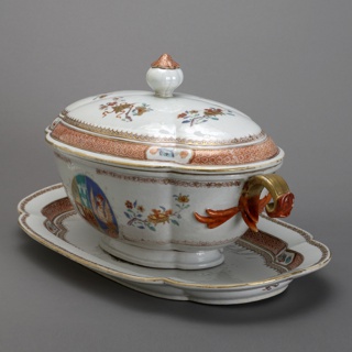Soup Tureen with the Arms of the Scholten-Hogenberg Family Soup Tureen With Stand