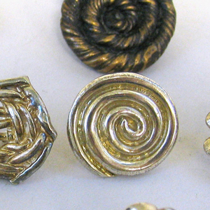 Button (USA), 1990