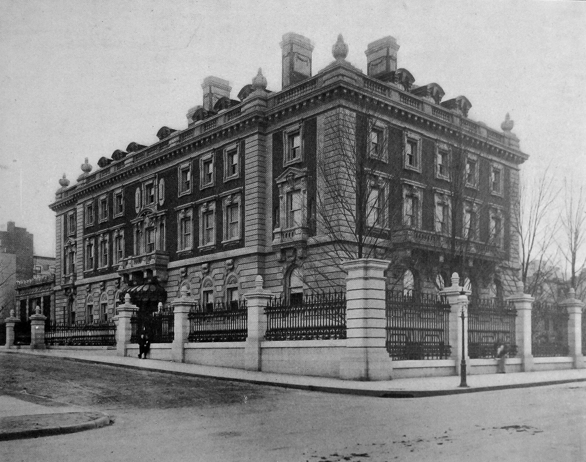 FileCarnegie Mansion, 18991902 (CH 11087995752).jpg Wikimedia Commons