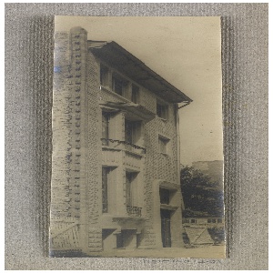 Photograph, Photograph of the Construction of a Mass-operational House Designed by Hector Guimard (No. 21), 1921